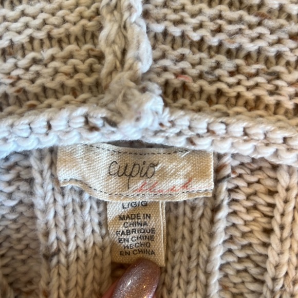 Beautiful cream pull over - Picture 5 of 6
